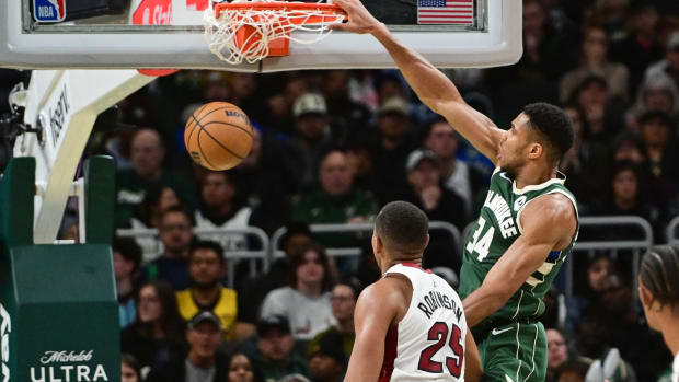  Milwaukee Bucks forward Giannis Antetokounmpo (34) dunks a basket against Miami Heat 